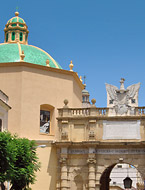 Porta Garibaldi e la cupola del Santuario dell'Addolorata