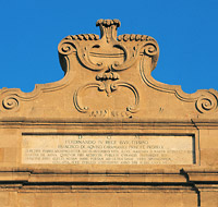 Il fregio su Porta Nuova